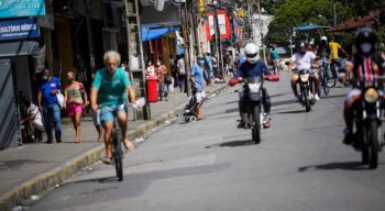 Bairro de Casa Amarela, nesta terça-feira (12), tinha movimentação grande de pessoas nas ruas