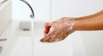 Higienização correta das mãos é a principal medida de prevenção de infecções relacionadas aos cuidados de saúde