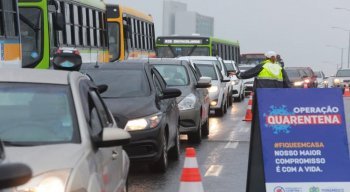 Fila e trânsito no viaduto do Fórum Rodolfo Aureliano, no 1º dia de quarentena