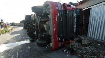 O acidente com a carreta destruiu duas casas na Zona Oeste do Recife