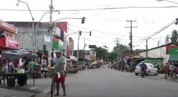 A equipe da TV Jornal flagrou moradores e comerciantes circulando nas ruas da cidade
