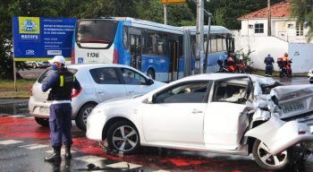 BRT e carro de passeio colidiram em cruzamento da Avenida Cruz Cabugá