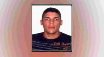 O jovem foi perseguido por dois homens armados, que efetuaram vários disparos