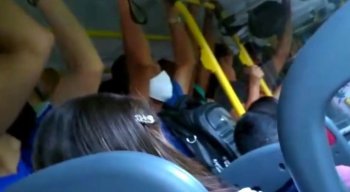 Ônibus circulam lotados no Grande Recife
