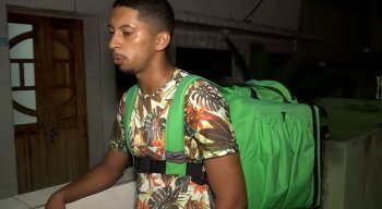 José Anderson faz entregas a pé