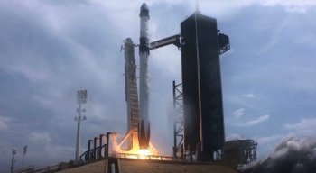 Nave tripulada por dois astronautas foi lançada neste sábado