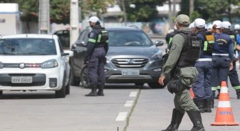 Policiais militares e guarda municipal fazendo blitz para fiscalização do lockdown e rodízio de veículos, no Cabanga