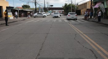 O dia começou movimentado nas ruas, com veículos circulando livremente, independente das placas