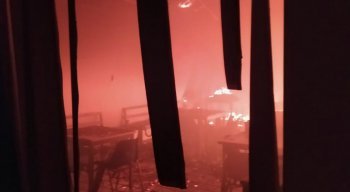 Os Bomberios levaram uma hora para conter o incêndio nos Correios