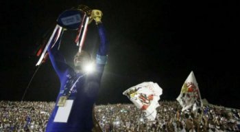 Tiago Cardoso erguendo a taça de campeão da Copa do Nordeste