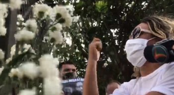 Tia de Miguel protesta em frente ao prédio onde o pequeno Miguel caiu e morreu