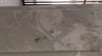 Nas imagens, é possível perceber as marcas da sandália que menino usava em um dos condensadores