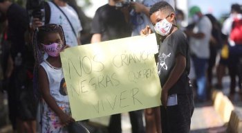 Crianças participam de protesto que cobra justiça pela morte de Miguel Otávio