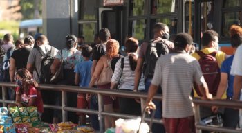 Filas longas foram formadas no Terminal do Barro, na Zona Oeste do Recife