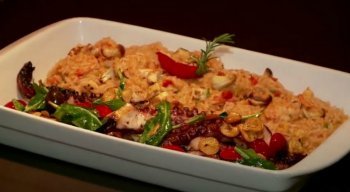 Prato com tentáculos de polvo gratinados e com especiarias é uma das pedidas de restaurante no RioMar Recife