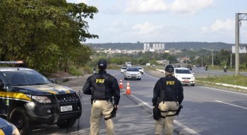 Segundo a PRF, o homem estava foragido após roubar no Paraná