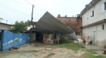 O telhado de alumínio voou e atingiu três casas no bairro de Piedade, em Jaboatão dos Guararapes