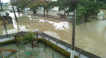 Ruas de Olinda ficaram alagadas após fortes chuvas durante a madrugada deste domingo (14)