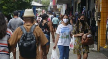 Nas ruas do Grande Recife, há muita gente de máscara