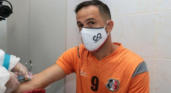 Jogadores e funcionários do Santa Cruz realizam teste da covid-19 no Arruda