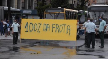 Motoristas pararam os ônibus na Avenida Guararapes