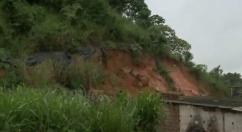Moradores estão temerosos com o risco do deslizamento da barreira