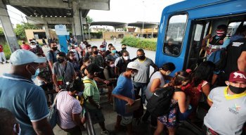 Ônibus saíram lotados do terminal, na manhã desta sexta-feira (19)