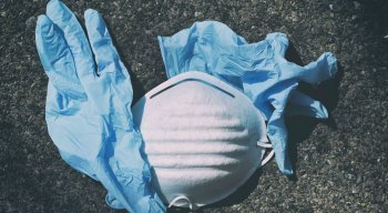 Máscara e luvas para prevenção contra o coronavírus
