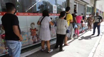 Clientes formaram fila para entrar em loja no centro do Recife