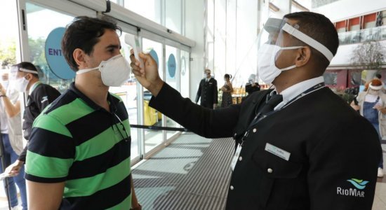 Todos os clientes precisam passar por uma aferição de temperatura na entrada do shopping center