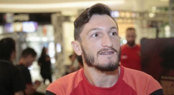 Sander, capitão do Sport, ajudou o ex-jogador do Santa Cruz Xavier.