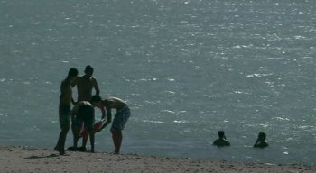 Banho de mar ainda está proibido em Olinda e Recife por causa do coronavírus