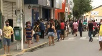 População nas ruas de Bezerros nesta quinta-feira (25)