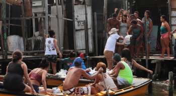 Doações são entregues para moradores de palafitas