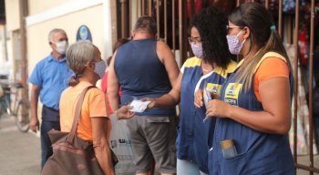 Distribuição de máscaras no Mercado de Casa Amarela nesta sexta (26)