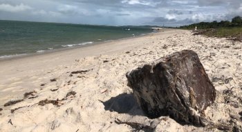 Caixas também foram encontradas, neste domingo, na praia de Catuama