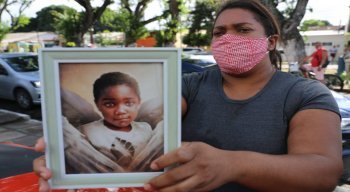 Mirtes Renata levou um retrato do seu filho para aguardar o depoimento da ex-patroa, na delegacia de Santo Amaro
