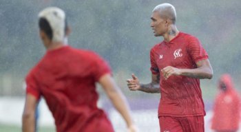 Kieza junto com o elenco do Náutico trabalham para voltar com o futebol no dia 5 de junho.