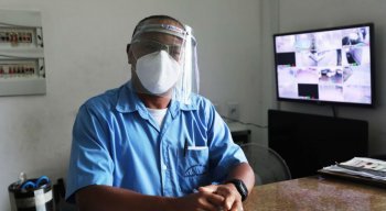 De máscaras e protetor facial, Admilson Luiz, porteiro há 25 anos, faz a reserva das áreas comuns do prédio onde trabalha, para evitar aglomerações.
