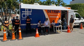 Detran-Pe começou a entregar os documentos retidos nas lojas dos shoppings Plaza e Guararapes