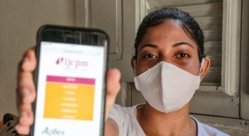 Agora, com internet em casa, a estudante Mariane Helena pode ter acesso às aulas online