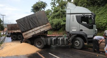 O acidente aconteceu na manhã desta segunda-feira (6)