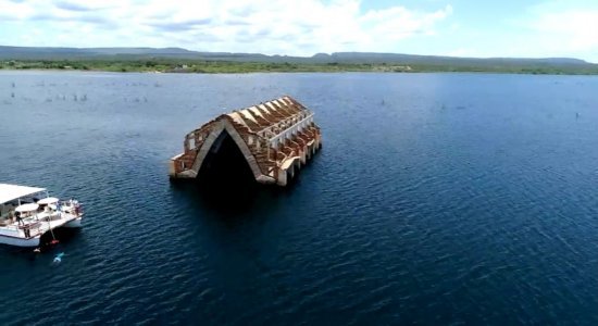 Igreja parcialmente submersa é um dos principais pontos turísticos da cidade