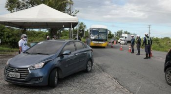Barreira sanitária foi instalada na entrada da Ponte Getúlio Vargas, em Itamaracá