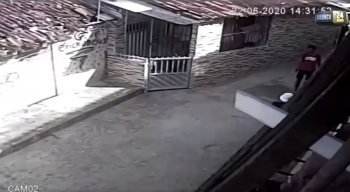 A mãe do rapaz se desesperou ao encontrar o filho baleado no chão