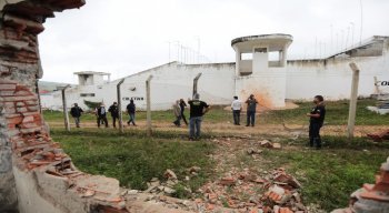 Polícia Militar e agentes penitenciários no local da explosão