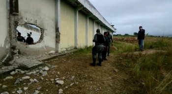 Homens usaram explosivo para abrir um buraco no muro da unidade