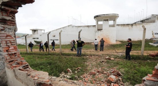 Polícia Militar e agentes penitenciários no local da explosão