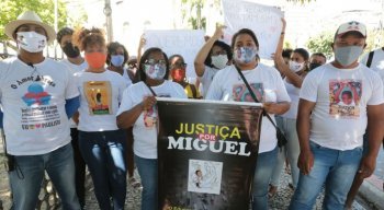 Grupo seguiu até o prédio do MPPE pedindo justiça no caso Miguel