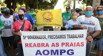 Categoria se manifesta na Praça Treze de Maio, no Centro do Recife